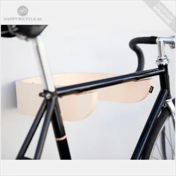 pau - suporte de parede para bicicleta em madeira e cortiça.